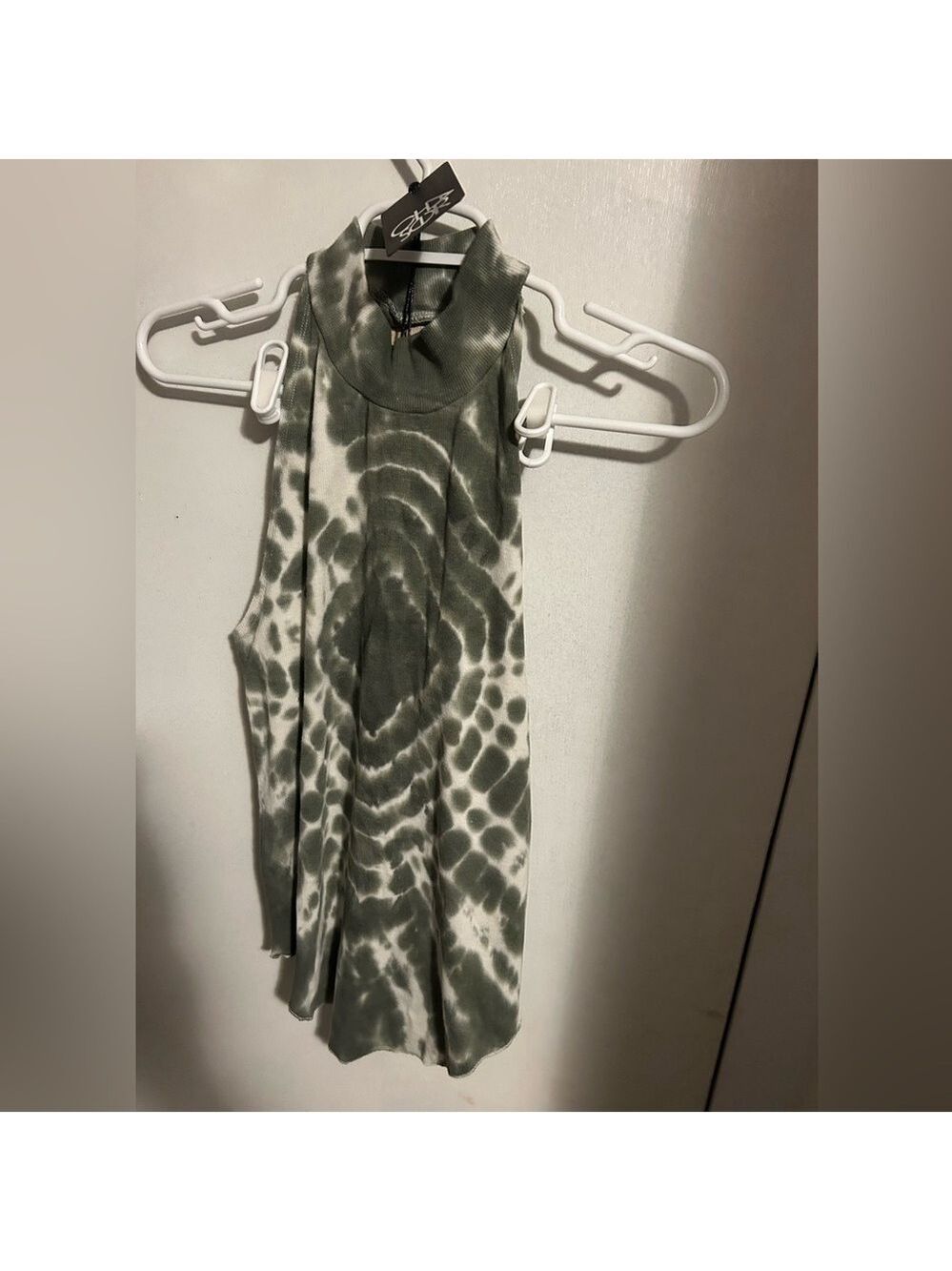 Chaser sleeve less top